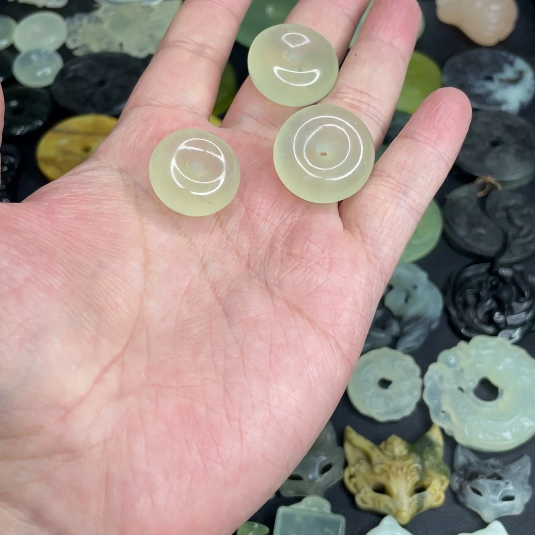 岫玉未镶嵌颈饰飘花平安扣