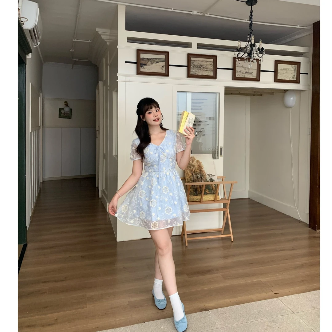 【蓝色岛屿】（TT）夏季新款V领法式蕾丝刺绣连衣裙气质收腰短裙
