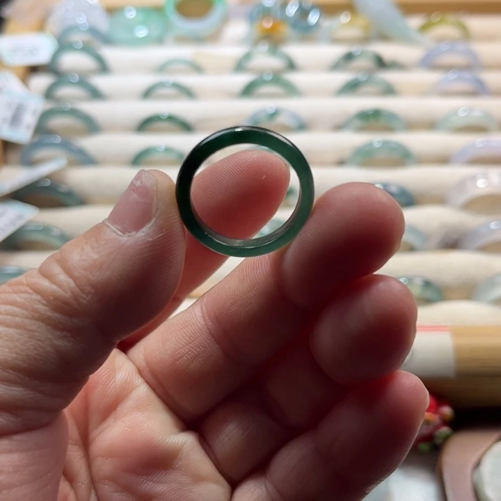 翡翠未镶嵌戒指蓝水