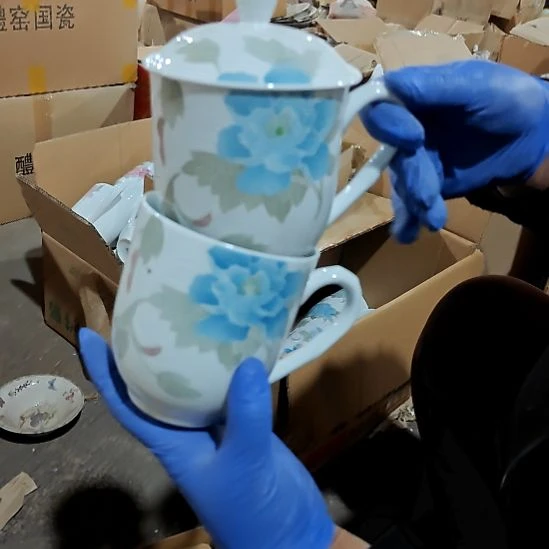 摆件盘子碗茶壶啥都有