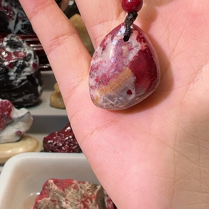 天然辰砂天然朱砂吊坠