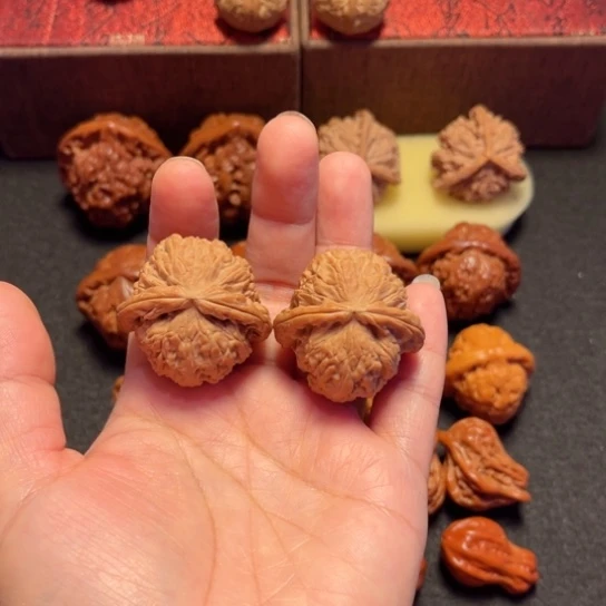 亿***3文玩核桃吊坠白狮子