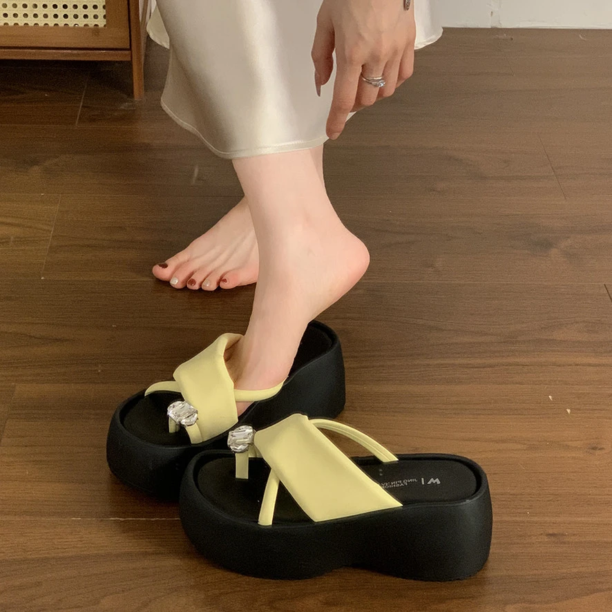 水钻绝美套趾凉拖鞋女夏外穿2025新款配裙子增高超火沙滩一字拖鞋