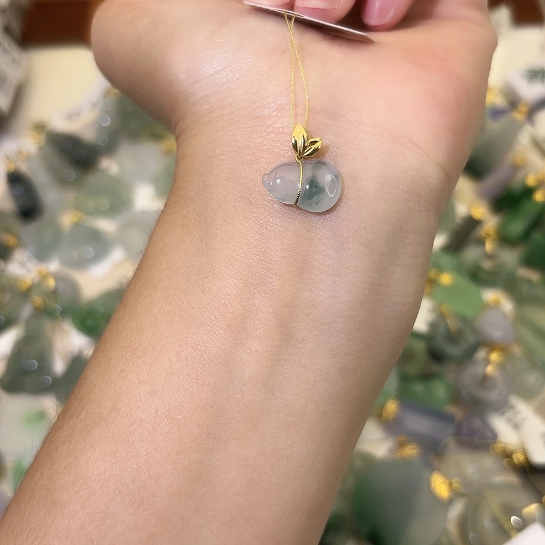 翡翠18K金镶嵌颈饰葫芦