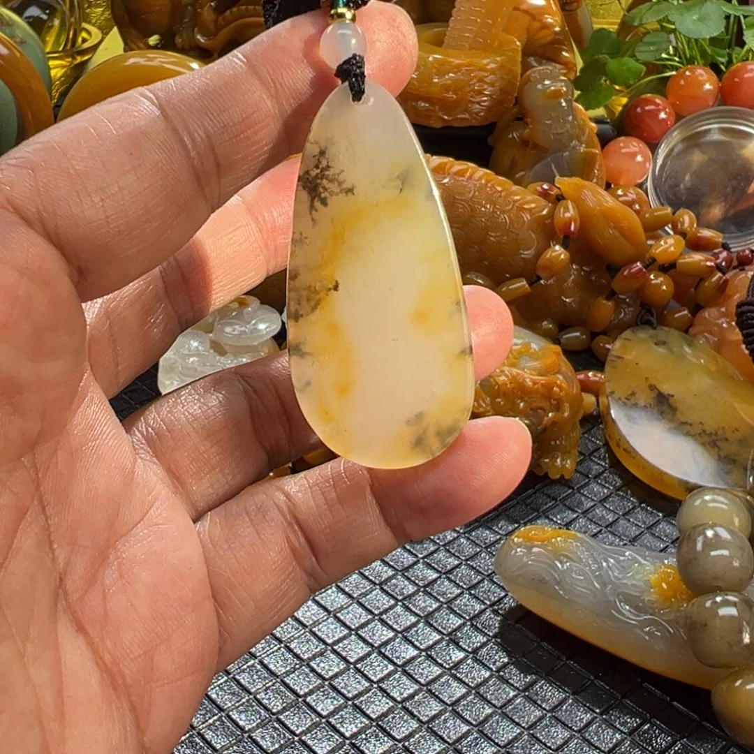 石英质玉未镶嵌颈饰