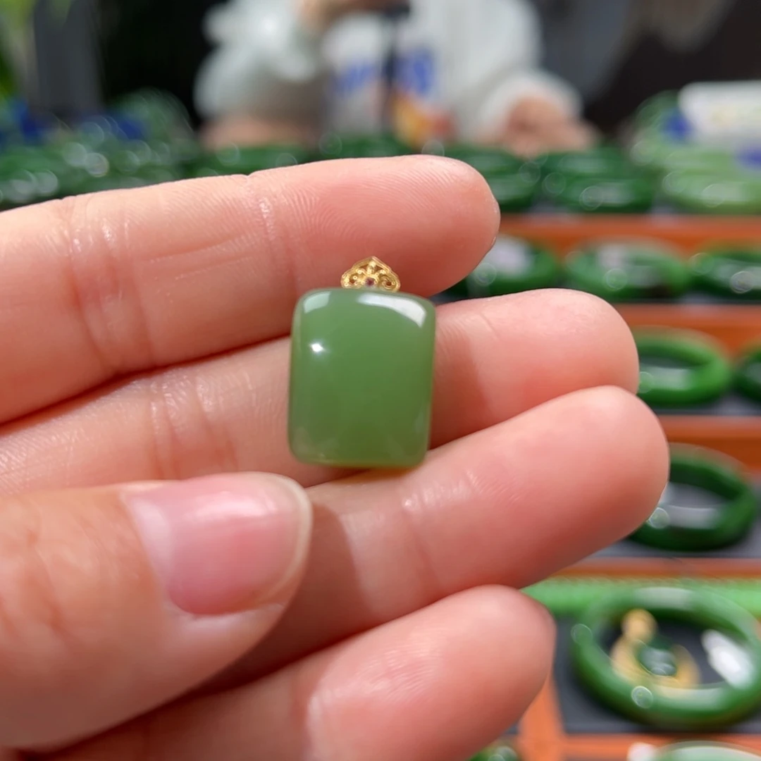 颈饰18K金镶嵌和田玉