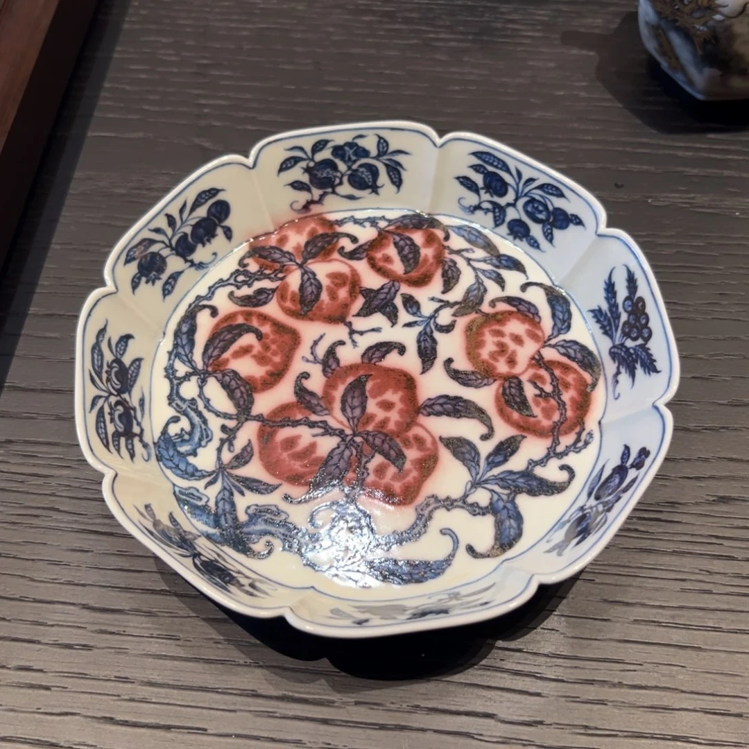釉里红九桃葵口大壶承