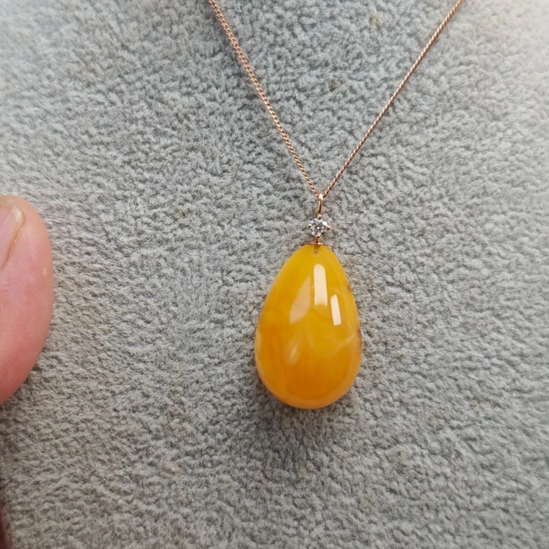 18K金镶嵌吊坠(赠链)蜜蜡