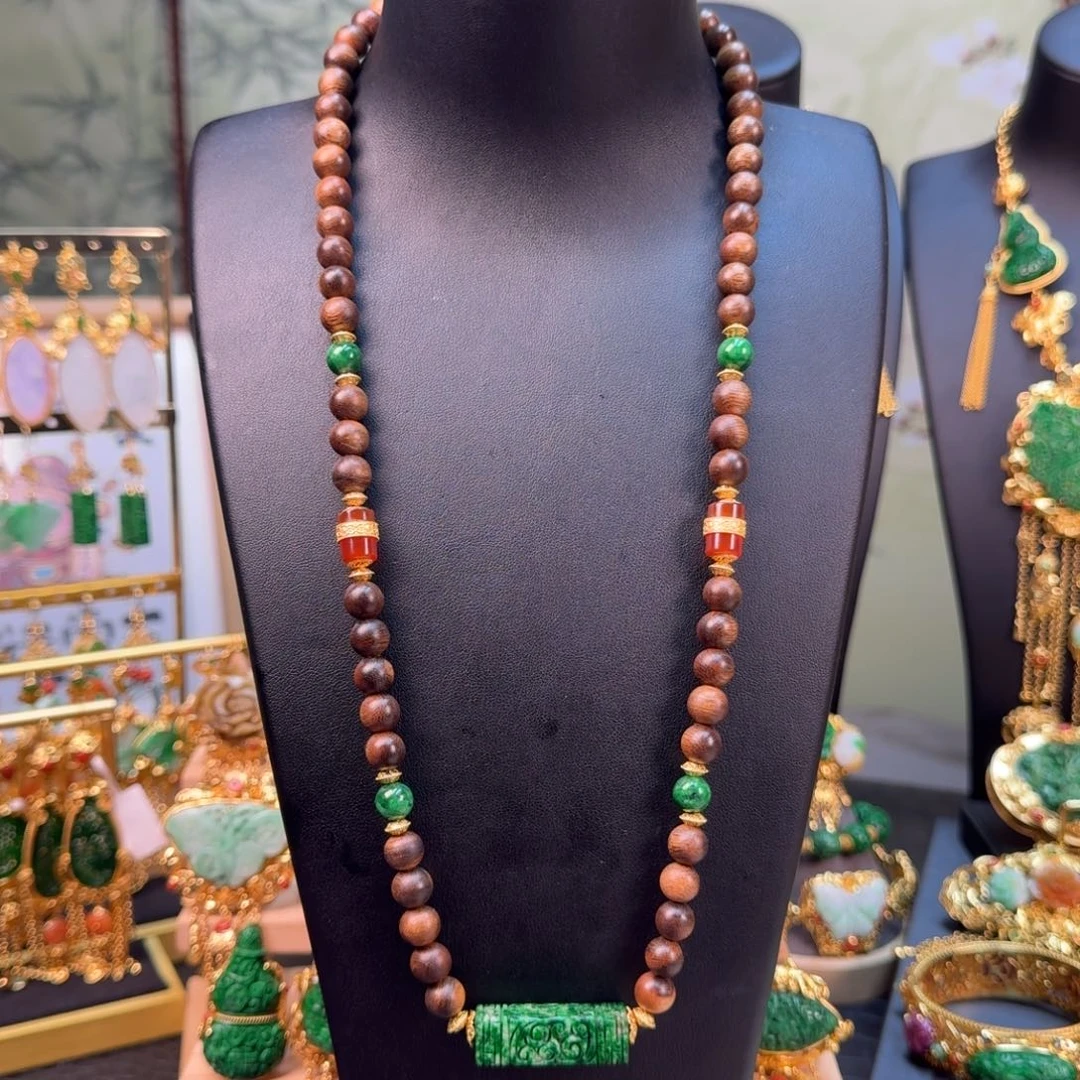 翡翠未镶嵌颈饰（亏清)