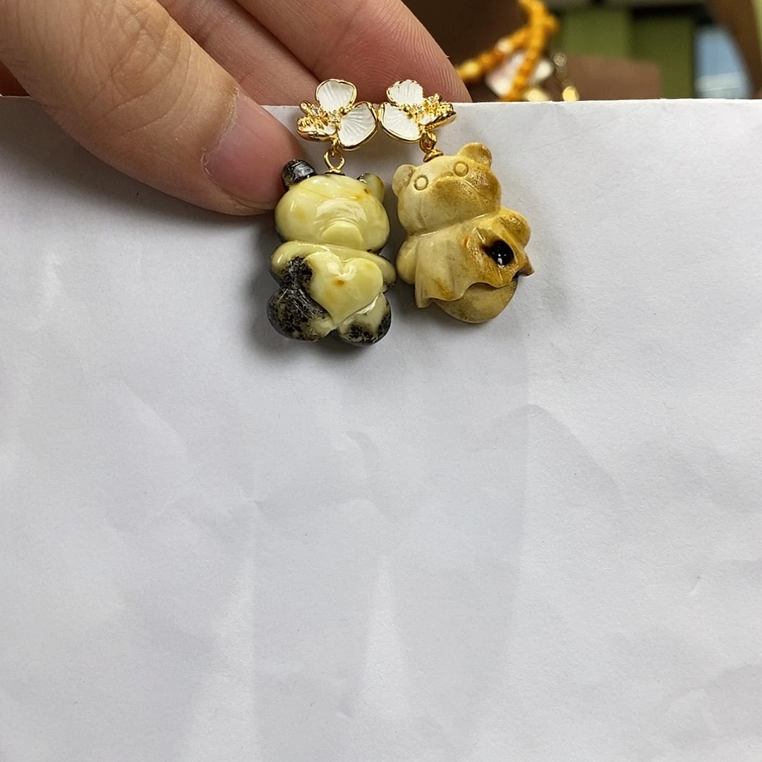 琥珀未镶嵌颈饰多人