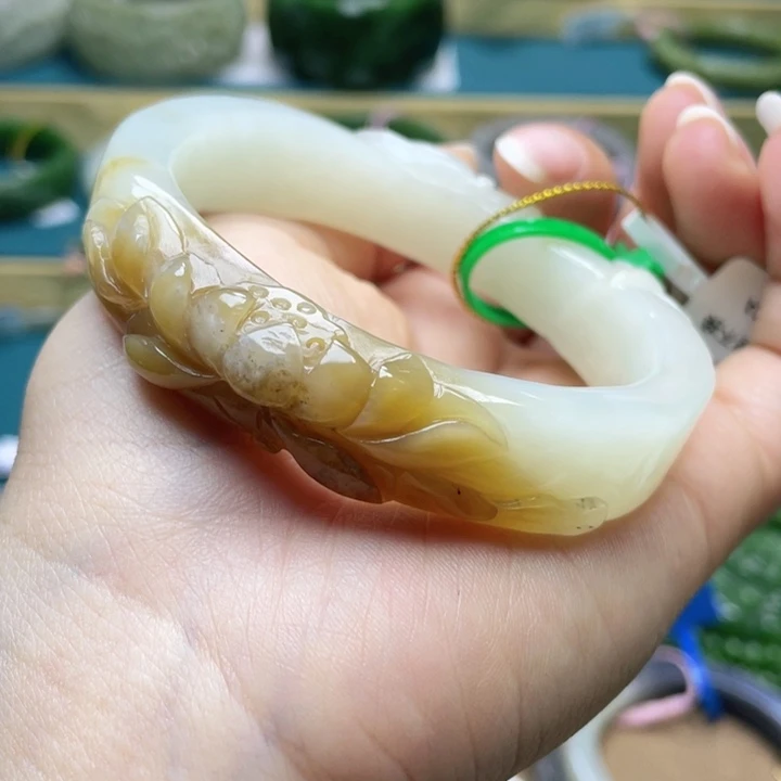 和田玉手镯60圈口。编号16贵妃镯未镶嵌