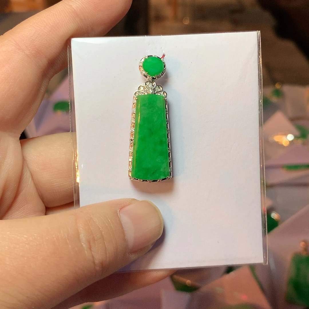 翡翠18K金镶嵌颈饰无事牌