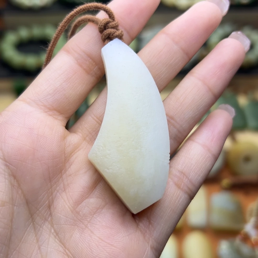 颈饰未镶嵌和田玉（碧玉）