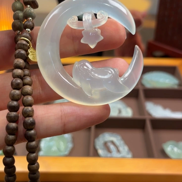 蛇纹石玉未镶嵌颈饰