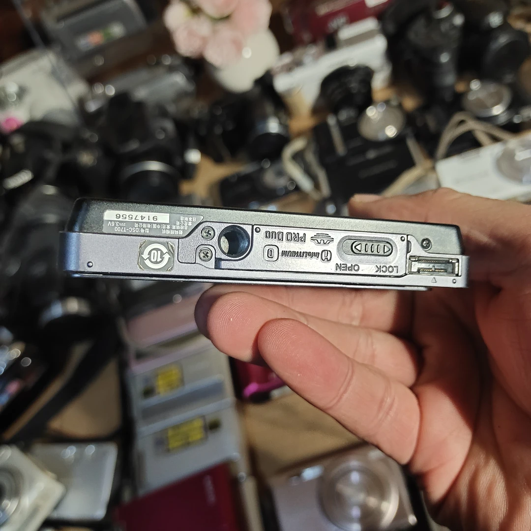 8新 Sony/索尼 索尼t700，功能全好，屏幕有个黑点不影响使用出片