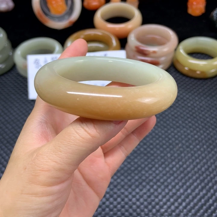 石英质玉手镯未镶嵌