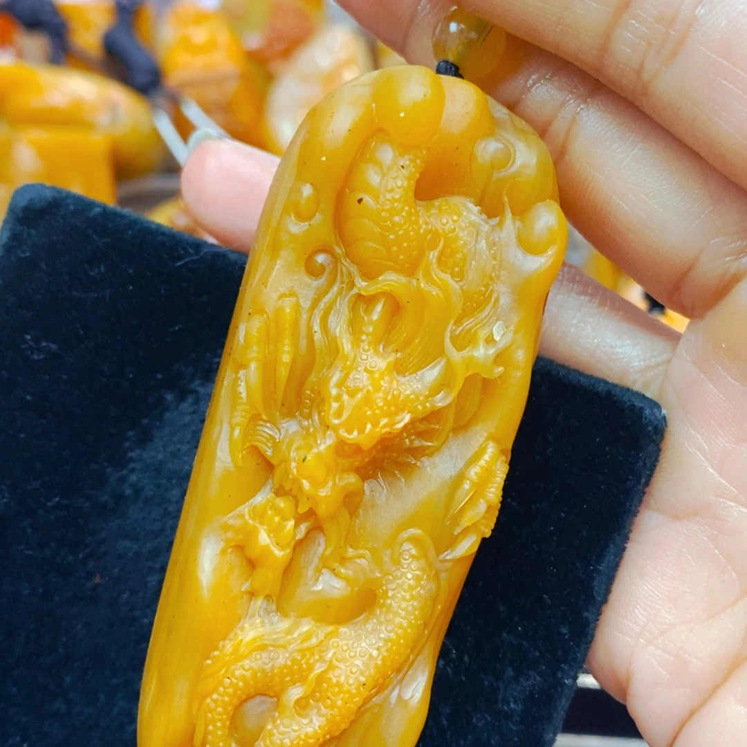 未镶嵌石英质玉（黄龙玉）颈饰