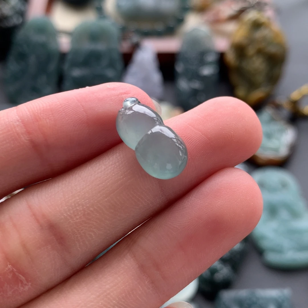 徐****翡翠未镶嵌颈饰葫芦