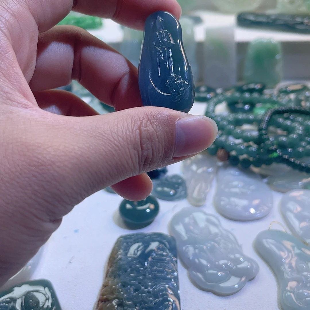 翡翠颈饰未镶嵌快**生翡翠挂件