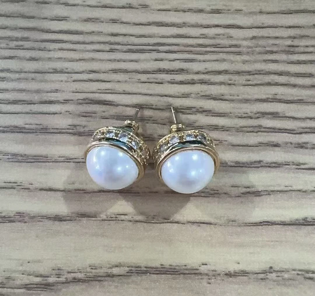 3690白色圆球（黄底）耳钉