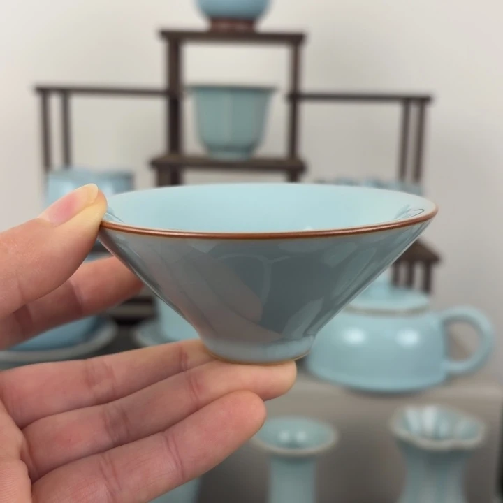 汝窑天青釉斗笠杯，婵翼纹开片