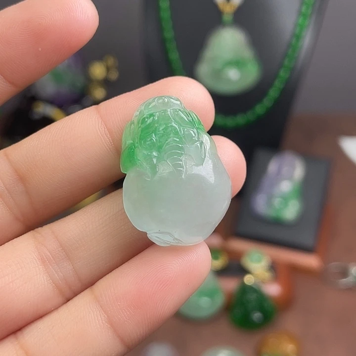 翡翠未镶嵌吊坠(赠链)