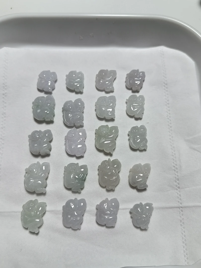 天然翡翠可爱生肖通孔小猴子1个（约13*11*5）（不接受备注随机发货）