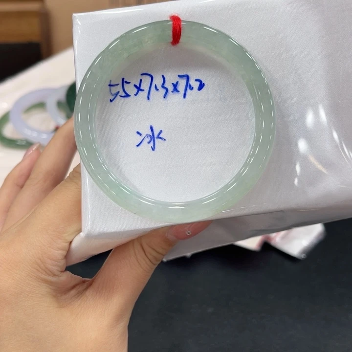 翡翠手镯未镶嵌翡翠