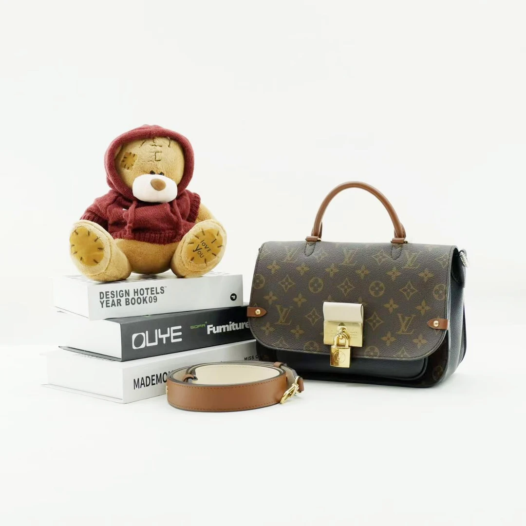 95新 LouisVuitton/路易威登 有芯片锁头邮差包/WM250228002