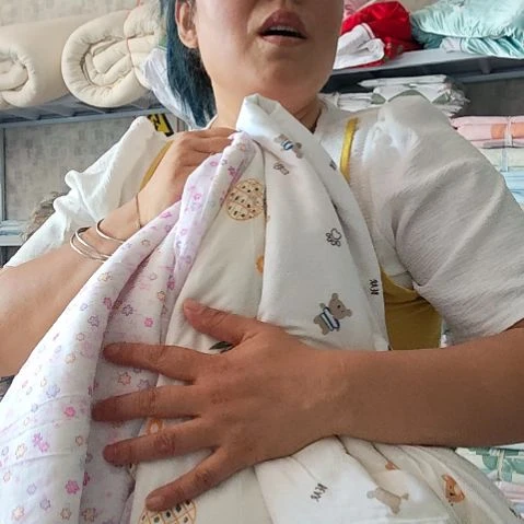 棉棉纯棉夏被1.5×2米随机。