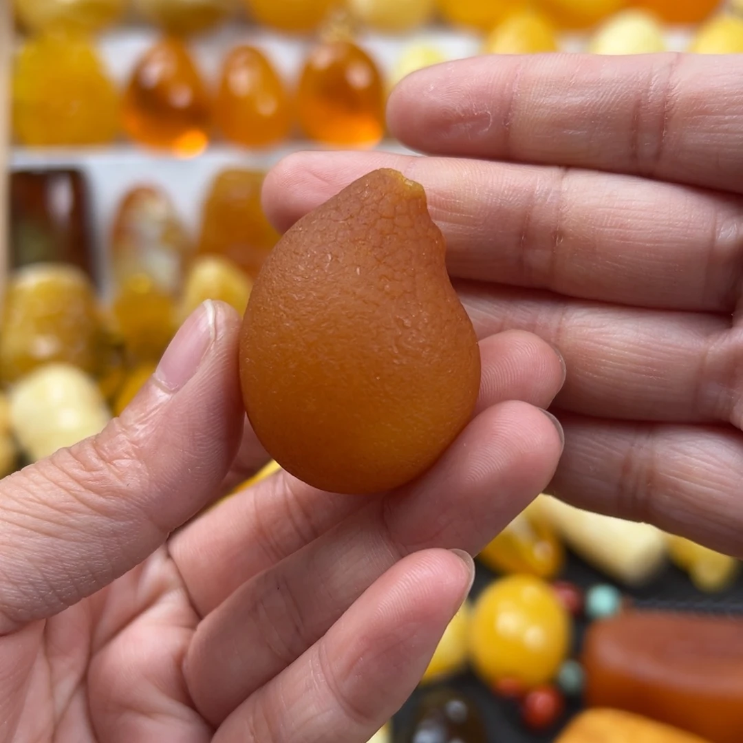 新***～蜜蜡未镶嵌颈饰18.4克