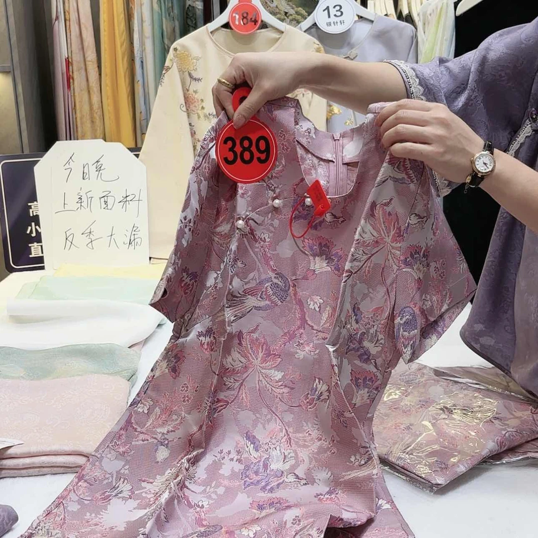 【闪购商品】玲苏绣的艺术品是一个人在