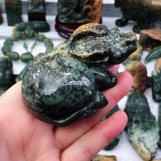 未镶嵌岫岩河磨玉（透闪石质玉）把件