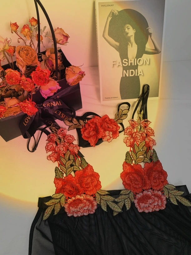 〔隐欲·轻奢〕复古刺绣浮花吊带开叉睡裙