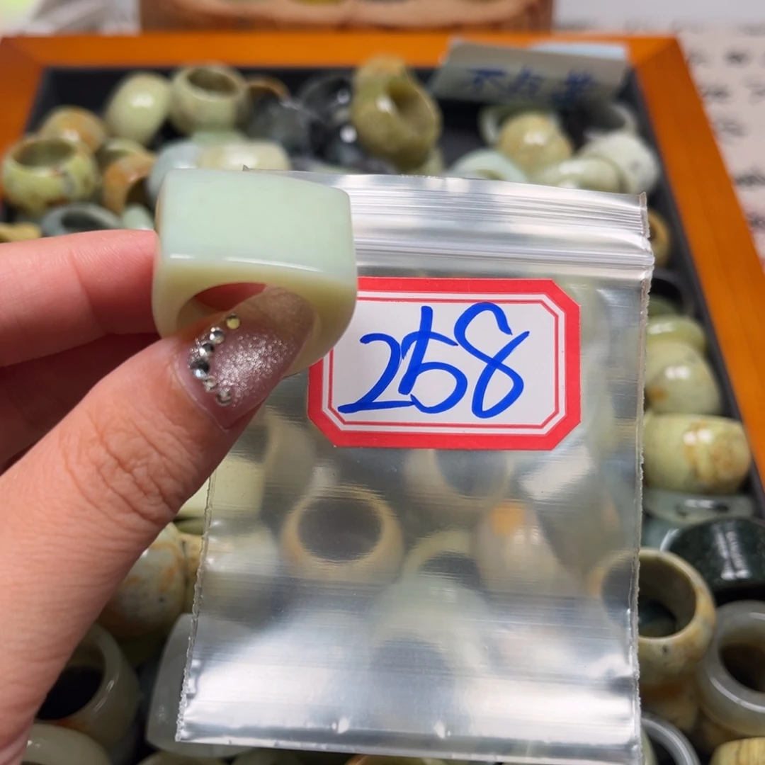 苟***神蛇纹石玉未镶嵌珠宝奇石