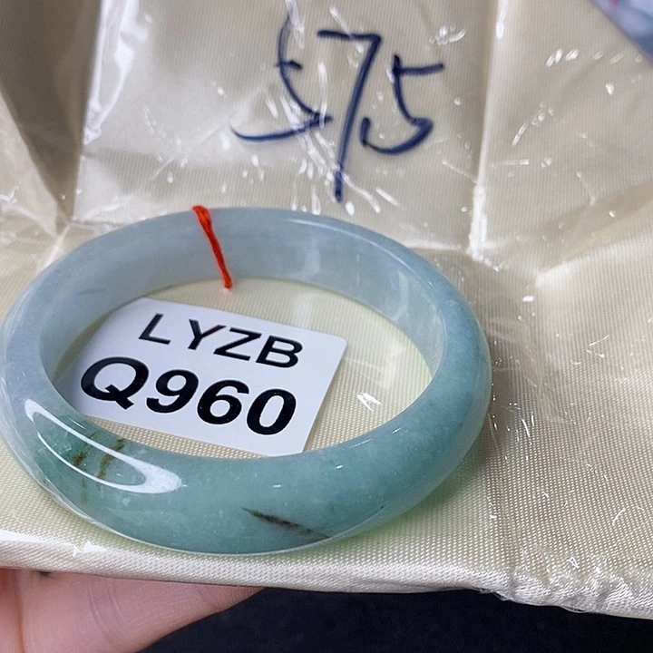 翡翠手镯未镶嵌独*