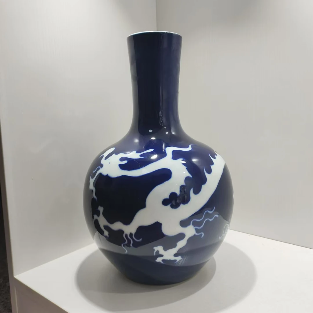 景德镇霁蓝碓白龙纹天球瓶