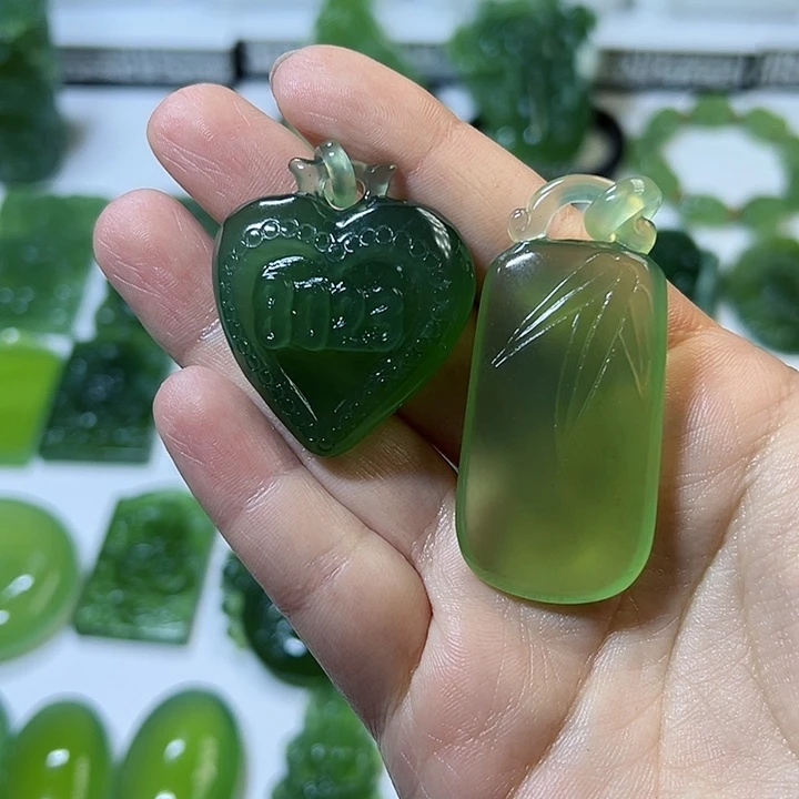 蛇纹石玉颈饰未镶嵌T****星