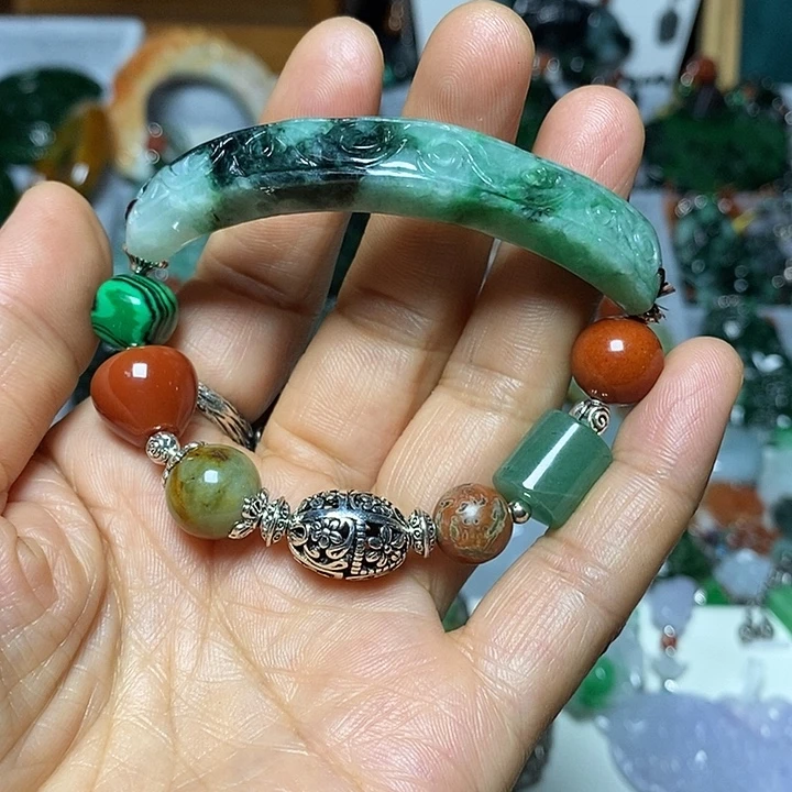 翡翠未镶嵌吊坠(赠链)