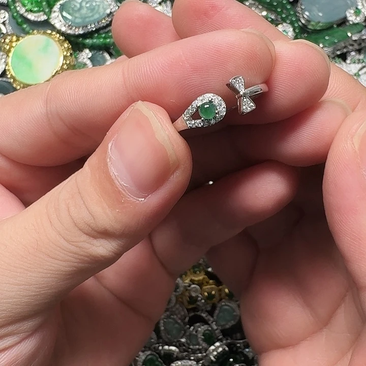 翡翠未镶嵌颈饰天然A货翡翠放漏