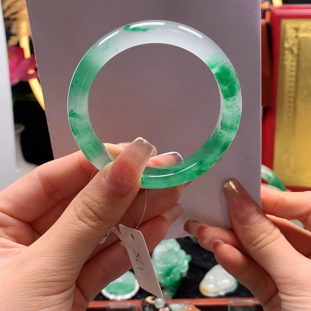 石英质玉手镯未镶嵌一****晶