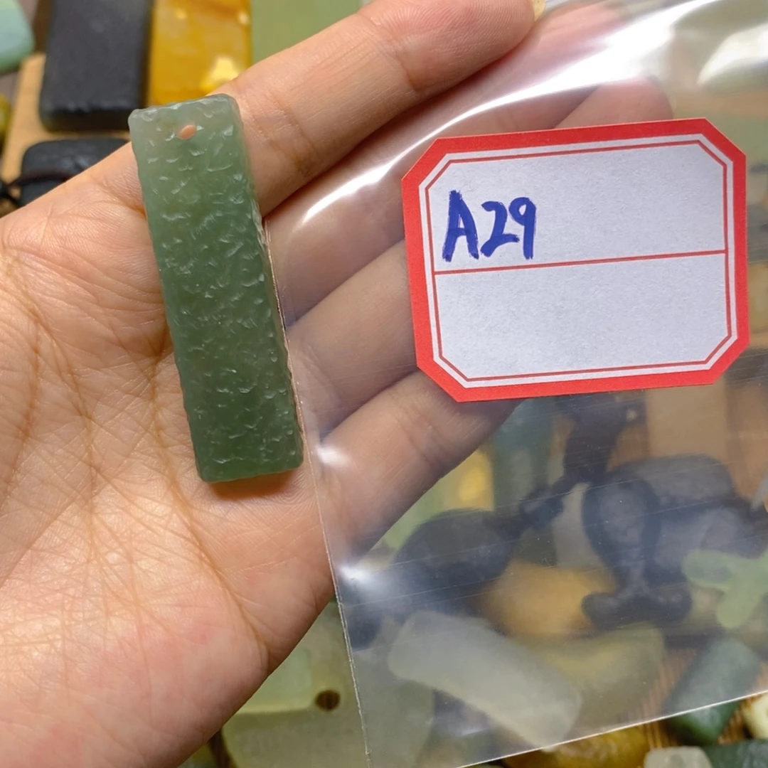 蛇纹石玉未镶嵌颈饰陆*果