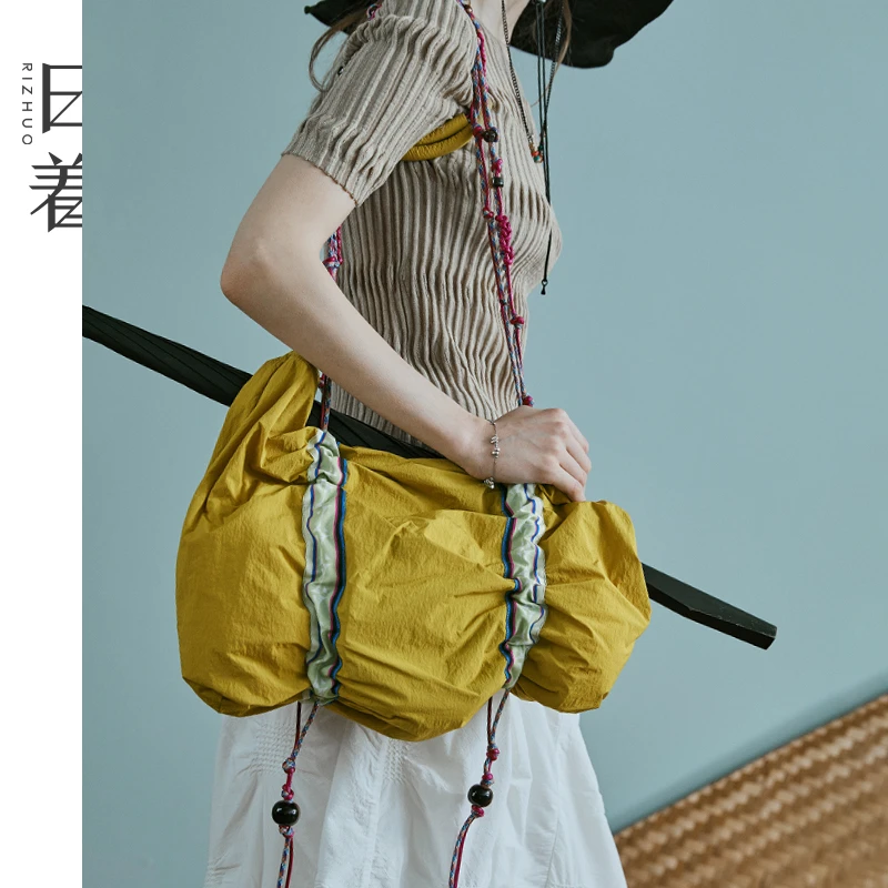 日着原创女装2025年春季新款轻量户外设计感抽褶式单肩包RD1153B0