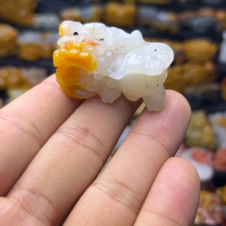 石英质玉（黄龙玉）未镶嵌颈饰