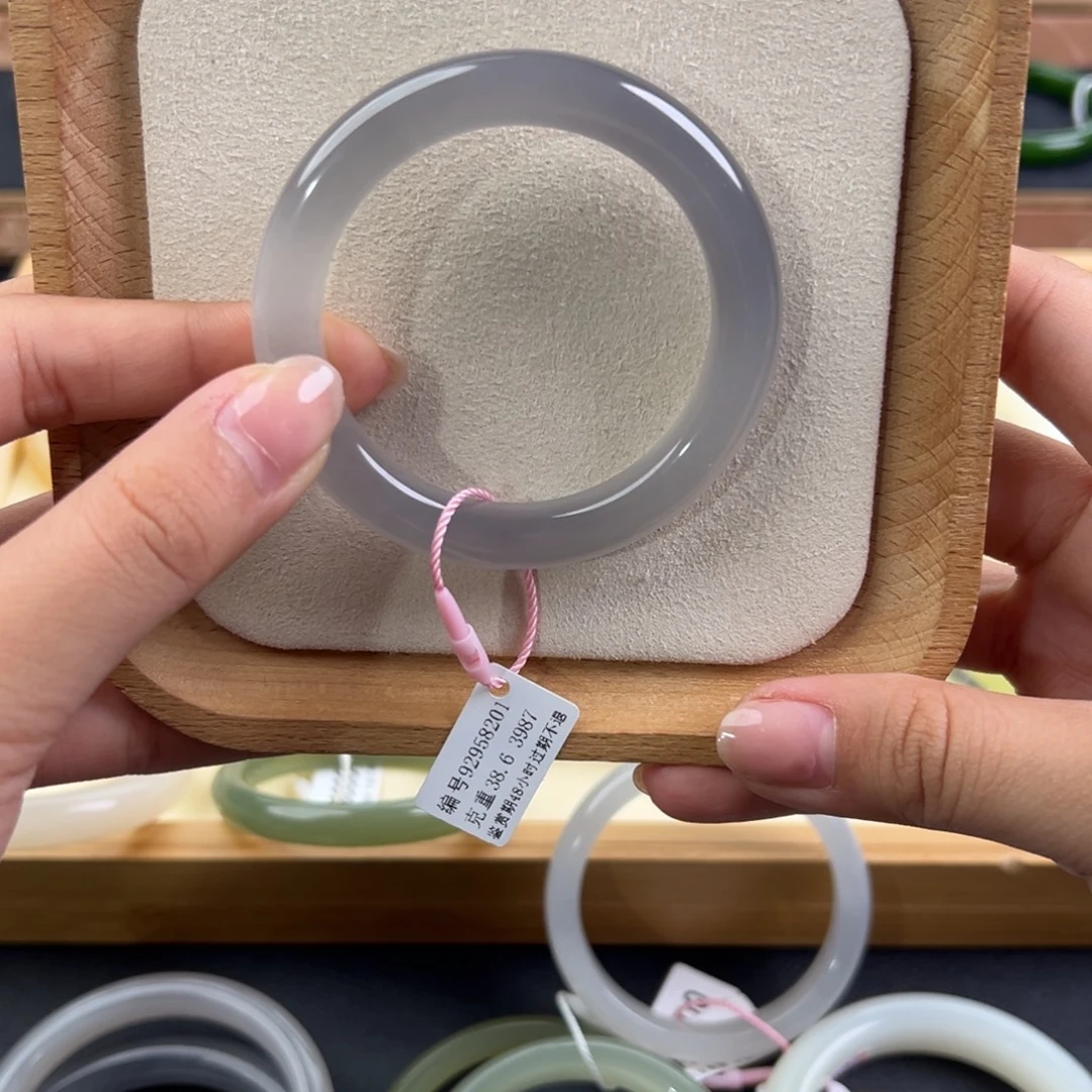 和田玉未镶嵌手镯有微瑕