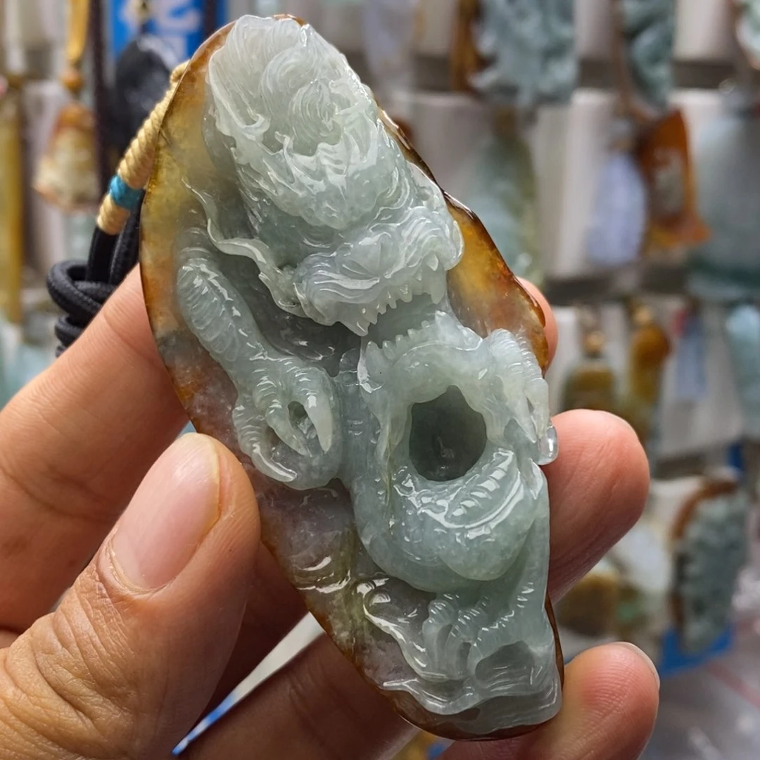 翡翠未镶嵌颈饰龙