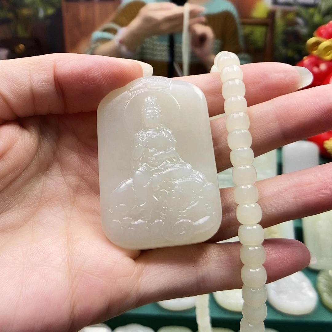 秦***月和田玉未镶嵌颈饰