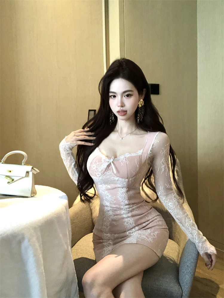 2025春季新款辣妹法式方领蕾丝修身显瘦包臀连衣裙女设计感短裙子