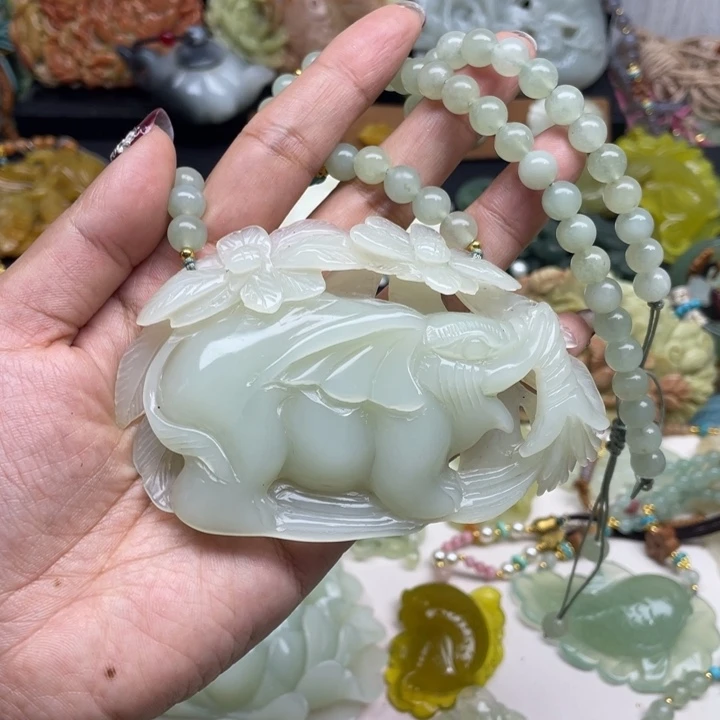 蛇纹石玉未镶嵌颈饰