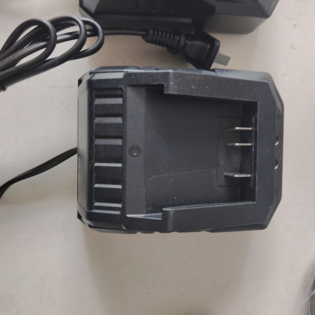 东成款20V电池充电器